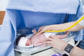 9h sau sinh trẻ đã phải điều trị tích cực vì vàng da do huyết tán