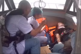 Xuyên đêm đưa bệnh nhân từ đảo Quan Lạn về đất liền cấp cứu