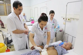 Đau bụng cả tháng khám nhiều nơi không ngờ phát hiện xương xuyên thủng ruột