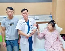 52 tuổi, suy buồng trứng lần đầu được làm mẹ