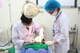 Tự về nhà sau nhổ răng khôn, cô gái trẻ choáng ngã gẫy thành hốc mắt