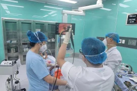 3 tuần ho khạc ra mủ, không ngờ do hạt lạc trong phế quản phối