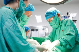 Đặt máy tạo nhịp tại phòng sinh cứu trẻ sơ sinh bị tim bẩm sinh nặng