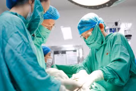 Đặt máy tạo nhịp tại phòng sinh cứu trẻ sơ sinh bị tim bẩm sinh nặng