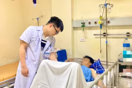 Máy cưa nhôm văng vào vùng kín, quý ông đứt rời "của quý"