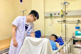 Máy cưa nhôm văng vào vùng kín, quý ông đứt rời "của quý"