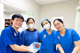 Đi khám định kỳ phát hiện khối ung thư trực tràng lớn