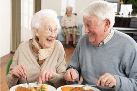 Người già nên ăn nhiều rau quả, tránh các món nướng...