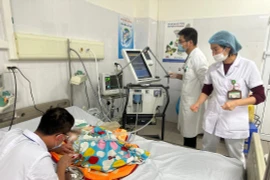 Bé 2 tháng tuổi phải thở máy do nhiễm virus RSV