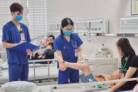 7 tuổi bất ngờ liệt tứ chi, không ngờ nhồi máu não cực hiếm gặp