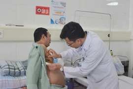 Cắt kén khí phổi lớn cho bệnh nhân cao tuổi mắc phổi tắc nghẽn mạn tính