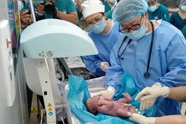 Bé đầu tiên thông tim trong bào thai ra đời khỏe mạnh