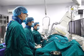 Bà lão 86 tuổi đi chơi bị sốc tim do nhồi máu cơ tim cấp