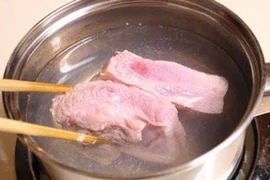 Rửa thịt bằng nước sôi, tưởng sạch mà ngấm bẩn: cách làm sạch an toàn
