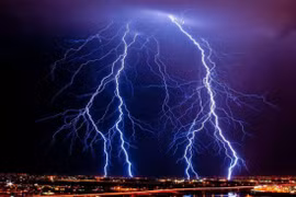 Cứu sống bệnh nhân ngừng tuần hoàn do sét đánh