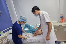 Hy hữu: Kẹt tay vào máy cuốn, lóc toàn bộ da bàn tay kiểu lột găng