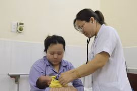 Cứu bé sinh non ngôi ngang sa tay không có nhịp thở