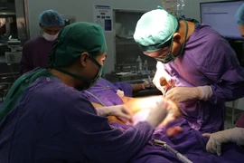 Lấy đoạn huyết khối động mạch đùi 25cm, cứu chân trái cụ ông 88 tuổi