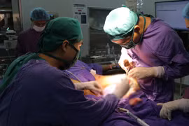 Lấy đoạn huyết khối động mạch đùi 25cm, cứu chân trái cụ ông 88 tuổi