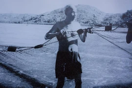 Ảnh cực hiếm Bác Hồ kéo lưới ở Sầm Sơn 60 năm trước