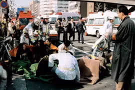 Kinh hoàng vụ tấn công bằng chất độc Sarin trên tàu điện Tokyo 25 năm trước