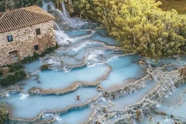 Giữa mùa hè, trải nghiệm suối nước nóng "độc nhất vô nhị" ở Italy