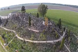 Cận cảnh ngọn đồi như mê cung có 200.000 cây thánh giá