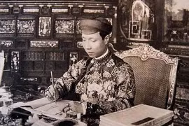 Vua nào bị người đời mỉa mai "tiên sư của nghề nịnh nọt"?