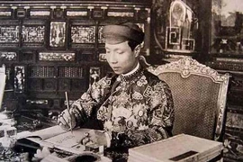 Vua nào bị người đời mỉa mai "tiên sư của nghề nịnh nọt"?