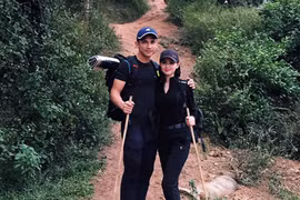 Vợ chồng hot girl Tâm Tít “trốn” con trai đi cắm trại