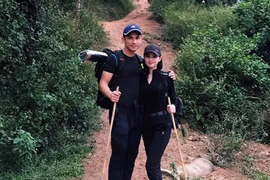 Vợ chồng hot girl Tâm Tít “trốn” con trai đi cắm trại