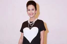 Diễm My trẻ trung, thanh lịch với váy họa tiết trái tim