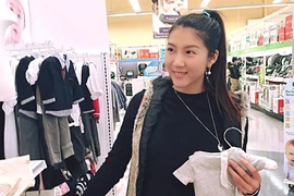 Siêu mẫu Ngọc Quyên rạng rỡ đi mua sắm đồ sơ sinh