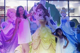 Ngọc Diễm cùng con gái mừng giáng sinh sớm ở Thái Lan