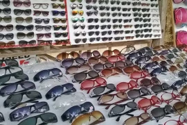 Có nên mua kính râm đi nắng giá bèo?