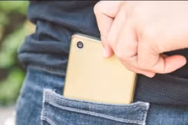 Cảnh sát lấy trộm điện thoại của người đã khuất để sử dụng