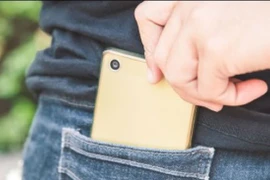 Cảnh sát lấy trộm điện thoại của người đã khuất để sử dụng