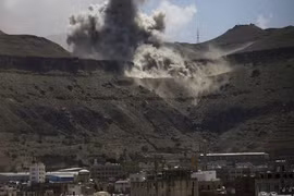 Liên quân Ả-rập khoe phá hủy 80% kho vũ khí của Houthi