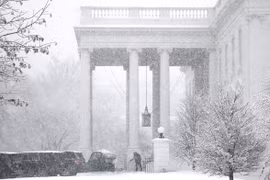 “Địa ngục trắng” trong bão tuyết kinh hoàng ở Mỹ và Nhật Bản 