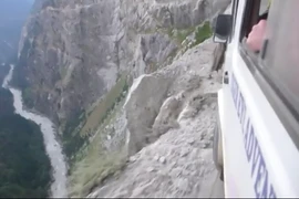 Run người lái ô tô trên con đường tử thần dãy Himalaya