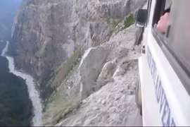 Run người lái ô tô trên con đường tử thần dãy Himalaya