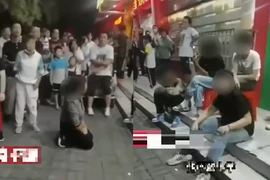 Phẫn nộ: Bà quỳ gối xin đám học sinh không bắt nạt cháu mình