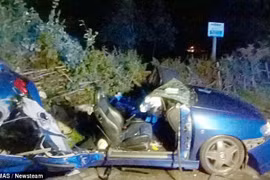 Tai nạn ô tô kinh hoàng, xe vỡ đôi người kẹt cứng