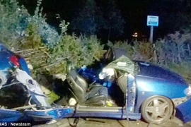 Tai nạn ô tô kinh hoàng, xe vỡ đôi người kẹt cứng