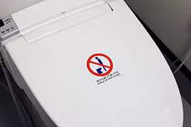 Nhật Bản: Chán "đứng truyền thống", đàn ông chuyển sang tiểu tiện kiểu ngồi 