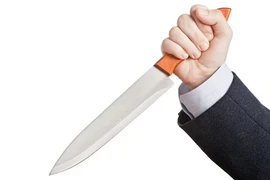 Hôn nhân trục trặc, người đàn ông dùng dao bếp cắt phăng "của quý"