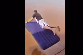 Cười vỡ bụng trò nghịch dại ôm đệm nhảy sông