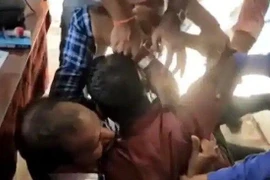 Lao vào đánh nhau túi bụi vì tranh giành chức hiệu trưởng