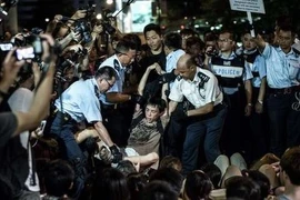 Video cảnh sát Hồng Kông bắt giữ người biểu tình quá khích