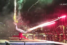 Bắn pháo hoa... bằng chân độc nhất thế giới